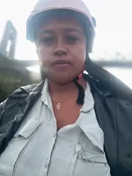 Snapshot of -Mia1 chatting on June 6, 12:21 pm -Mia1 online show from June 6, 12:21 pm
