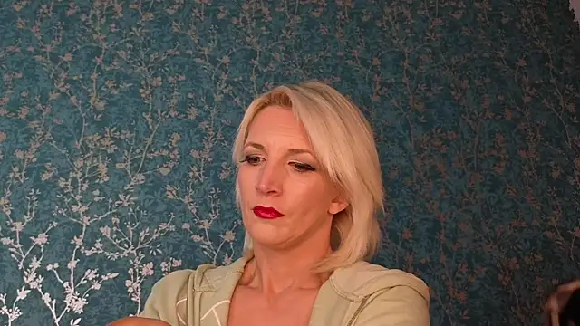 Snapshot of SereneXX chatting on October 11, 6:01 am SereneXX online show from October 11, 6:01 am