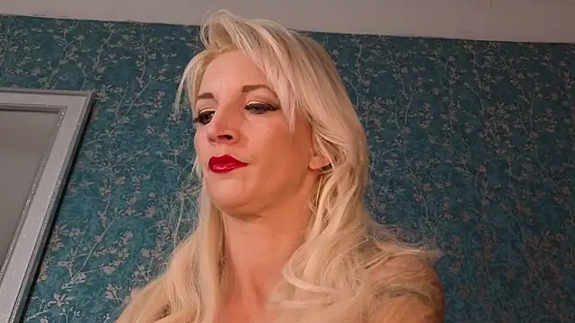 Snapshot of SereneXX chatting on December 5, 7:50 am SereneXX online show from December 5, 7:50 am