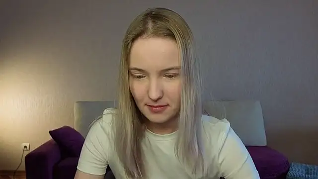 HongTomczak online show from May 1, 7:46 am