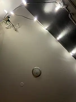 Snapshot of Fine10ne chatting on December 4, 11:52 am Fine10ne online show from December 4, 11:52 am