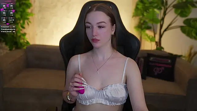 Snapshot of Ella_054 chatting on February 22, 9:02 pm Ella 054 online show from February 22, 9:02 pm