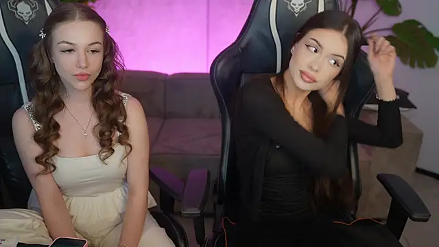 Snapshot of Ella_054 chatting on March 23, 3:38 pm Ella 054 online show from March 23, 3:38 pm