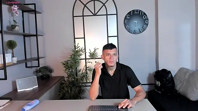 MrJustin  online show from October 8, 8:17 pm