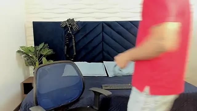 MrJustin  online show from October 30, 9:04 pm