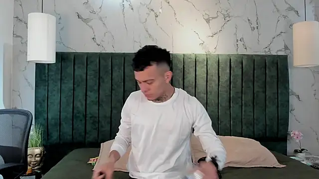 MrJustin  online show from December 18, 8:15 pm