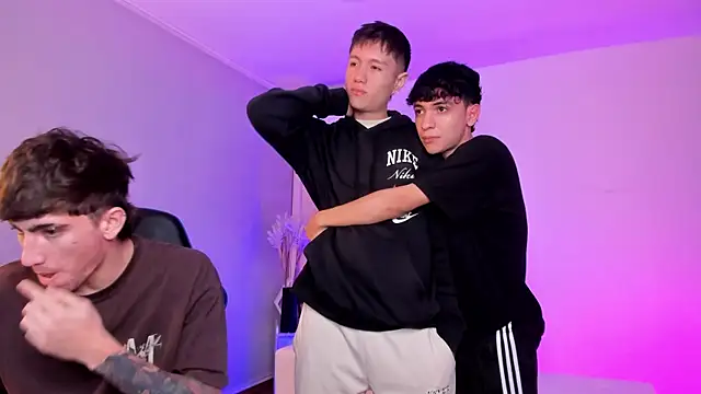 Handsomeboyss19 online show from April 24, 2:36 am