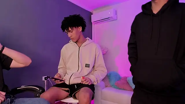 Handsomeboyss19 online show from July 10, 1:21 am