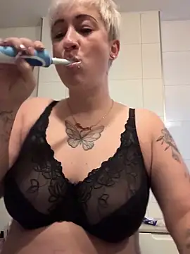 Snapshot of Rozendefotz chatting on November 17, 6:41 am Rozendefotz online show from November 17, 6:41 am