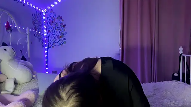 HoneyMist online show from October 8, 6:05 pm