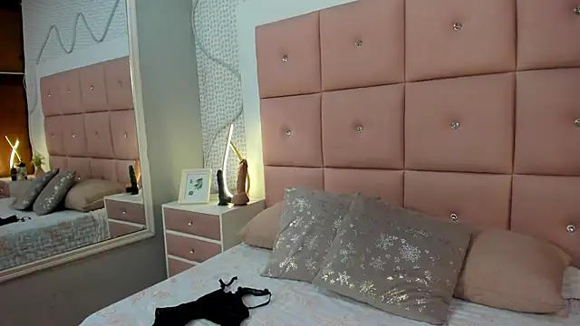 DaisySnugs1 online show from January 8, 11:45 am