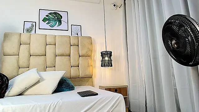 elizawiliamst online show from October 2, 11:50 am