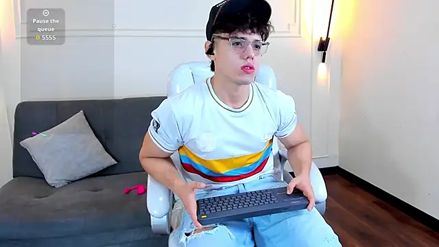 Snapshot of Jhoumod_21 chatting on October 2, 10:33 am Jhoumod 21 online show from October 2, 10:33 am