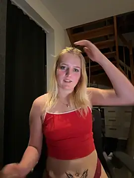 Snapshot of DieBlondeHannah chatting on September 8, 6:18 pm DieBlondeHannah online show from September 8, 6:18 pm