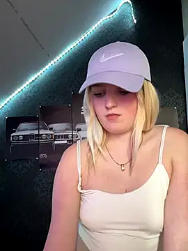 Snapshot of DieBlondeHannah chatting on September 10, 1:22 pm DieBlondeHannah online show from September 10, 1:22 pm
