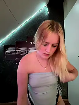 Snapshot of DieBlondeHannah chatting on September 11, 3:01 pm DieBlondeHannah online show from September 11, 3:01 pm