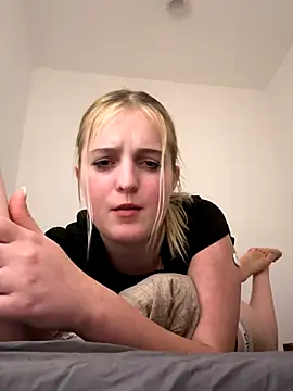 Snapshot of DieBlondeHannah chatting on September 14, 6:07 pm DieBlondeHannah online show from September 14, 6:07 pm