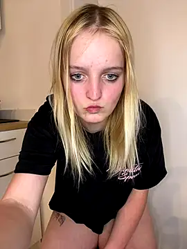 Snapshot of DieBlondeHannah chatting on September 17, 4:08 pm DieBlondeHannah online show from September 17, 4:08 pm