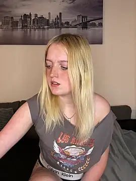 Snapshot of DieBlondeHannah chatting on September 30, 2:00 pm DieBlondeHannah online show from September 30, 2:00 pm