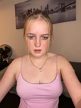 Snapshot of DieBlondeHannah chatting on October 11, 1:31 pm DieBlondeHannah online show from October 11, 1:31 pm