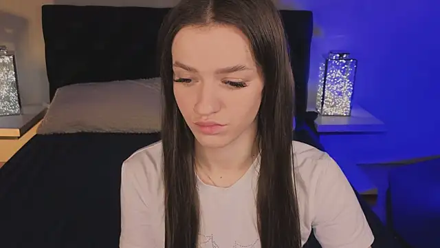 Snapshot of E_l_i_z_e_ chatting on March 17, 5:11 am E l i z e online show from March 17, 5:11 am