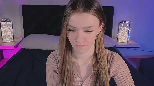 Snapshot of E_l_i_z_e_ chatting on March 24, 5:23 am E l i z e online show from March 24, 5:23 am