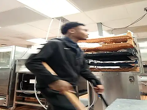 Snapshot of Dropdingo chatting on October 31, 1:50 am Dropdingo online show from October 31, 1:50 am