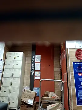 Snapshot of Dropdingo chatting on October 31, 3:57 pm Dropdingo online show from October 31, 3:57 pm