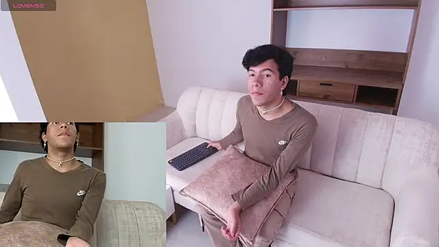 Snapshot of E_R_O_S_ chatting on September 17, 9:27 pm E R O S online show from September 17, 9:27 pm