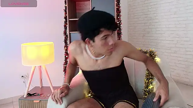 Snapshot of E_R_O_S_ chatting on December 4, 8:06 pm E R O S online show from December 4, 8:06 pm