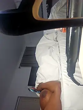 Snapshot of trickyOne chatting on October 31, 6:42 pm trickyOne online show from October 31, 6:42 pm