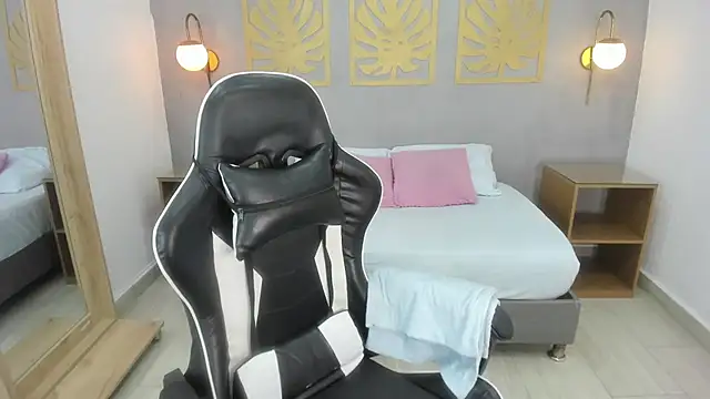 Snapshot of coral15_ chatting on October 3, 1:57 am coral15  online show from October 3, 1:57 am