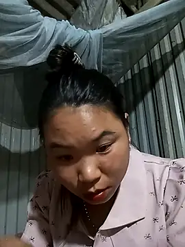 Snapshot of may-squirl chatting on October 18, 11:33 am may-squirl online show from October 18, 11:33 am