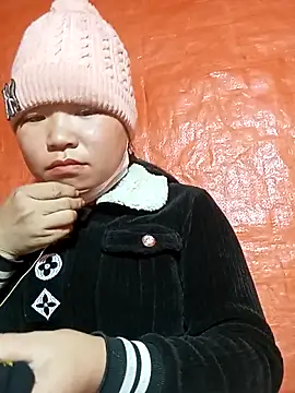 Snapshot of may-squirl chatting on October 25, 6:21 am may-squirl online show from October 25, 6:21 am