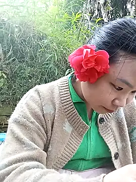 Snapshot of may-squirl chatting on October 31, 7:09 am may-squirl online show from October 31, 7:09 am