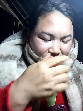 Snapshot of may-squirl chatting on January 6, 1:20 am may-squirl online show from January 6, 1:20 am