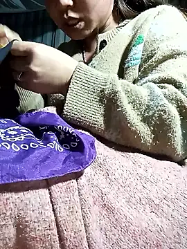 Snapshot of may-squirl chatting on January 9, 1:25 pm may-squirl online show from January 9, 1:25 pm