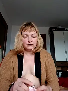 LiluLiluLilu online show from February 14, 12:57 pm