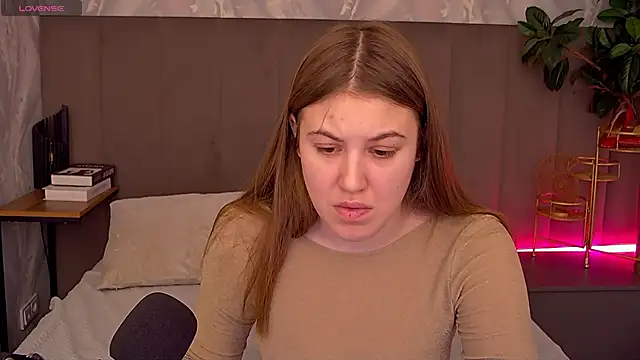 Snapshot of MelanieHenders chatting on December 4, 5:39 am MelanieHenders online show from December 4, 5:39 am