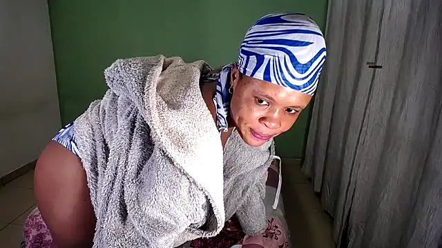 Snapshot of BendMeOverXX chatting on December 14, 9:52 pm BendMeOverXX online show from December 14, 9:52 pm