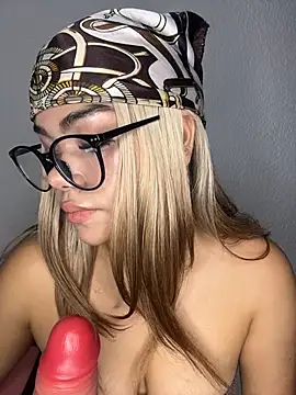 Snapshot of Dakota-Lona chatting on March 12, 9:43 pm Dakota-Lona online show from March 12, 9:43 pm