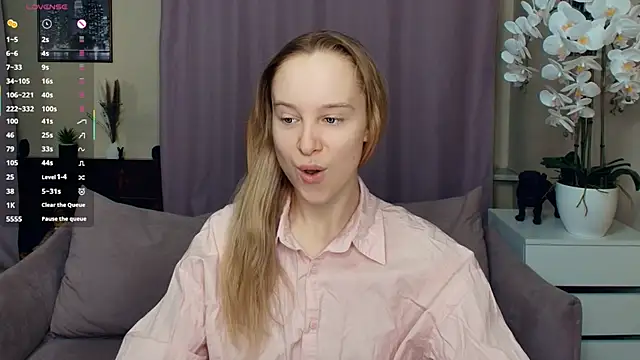 Snapshot of SoonMoor chatting on February 15, 6:59 pm SoonMoor online show from February 15, 6:59 pm