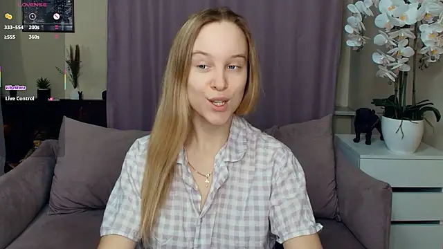 Snapshot of SoonMoor chatting on February 16, 7:10 pm SoonMoor online show from February 16, 7:10 pm