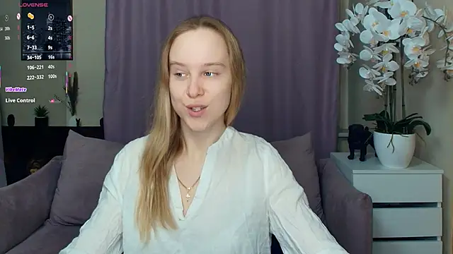 Snapshot of SoonMoor chatting on February 19, 7:10 pm SoonMoor online show from February 19, 7:10 pm