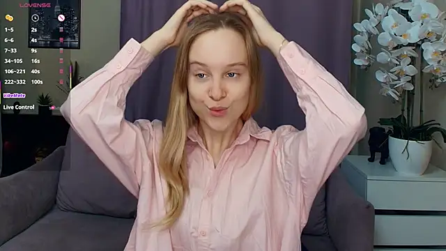 Snapshot of SoonMoor chatting on February 28, 6:42 pm SoonMoor online show from February 28, 6:42 pm