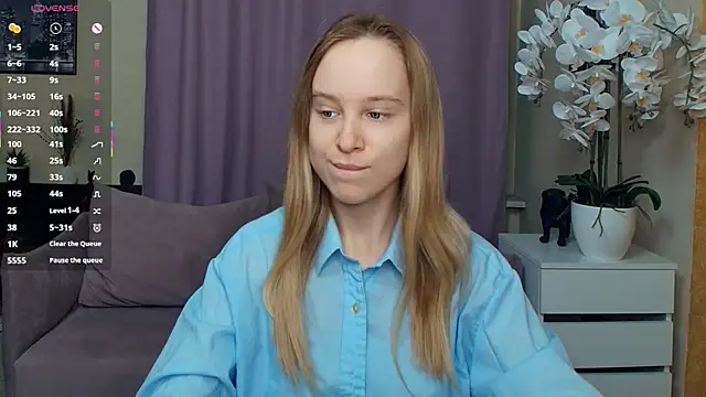 Snapshot of SoonMoor chatting on March 2, 7:10 pm SoonMoor online show from March 2, 7:10 pm