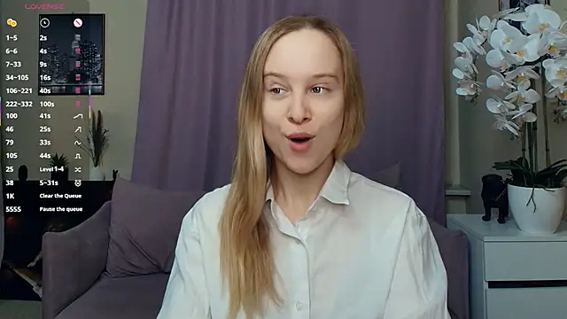 Snapshot of SoonMoor chatting on March 3, 6:47 pm SoonMoor online show from March 3, 6:47 pm