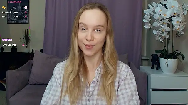 Snapshot of SoonMoor chatting on March 4, 7:20 pm SoonMoor online show from March 4, 7:20 pm