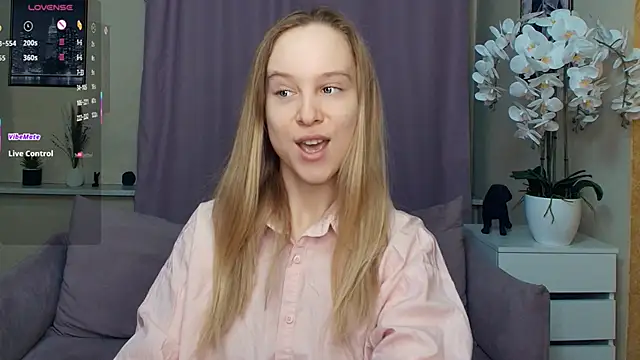 Snapshot of SoonMoor chatting on March 16, 6:34 pm SoonMoor online show from March 16, 6:34 pm