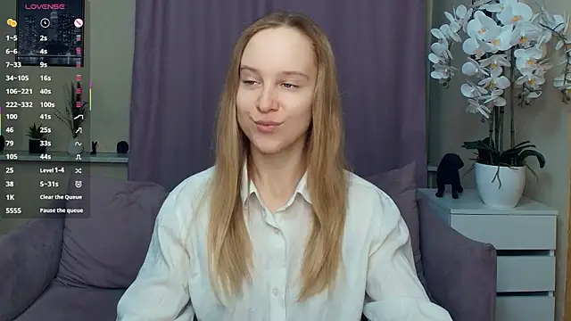 Snapshot of SoonMoor chatting on March 17, 6:44 pm SoonMoor online show from March 17, 6:44 pm